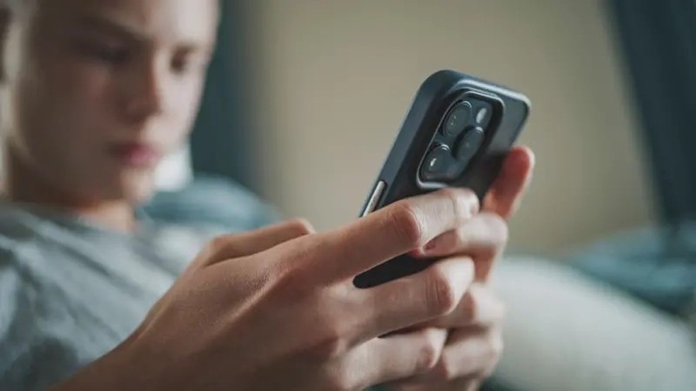 Adolescente utilizando o telefone celular — Foto: Getty Images via BBC