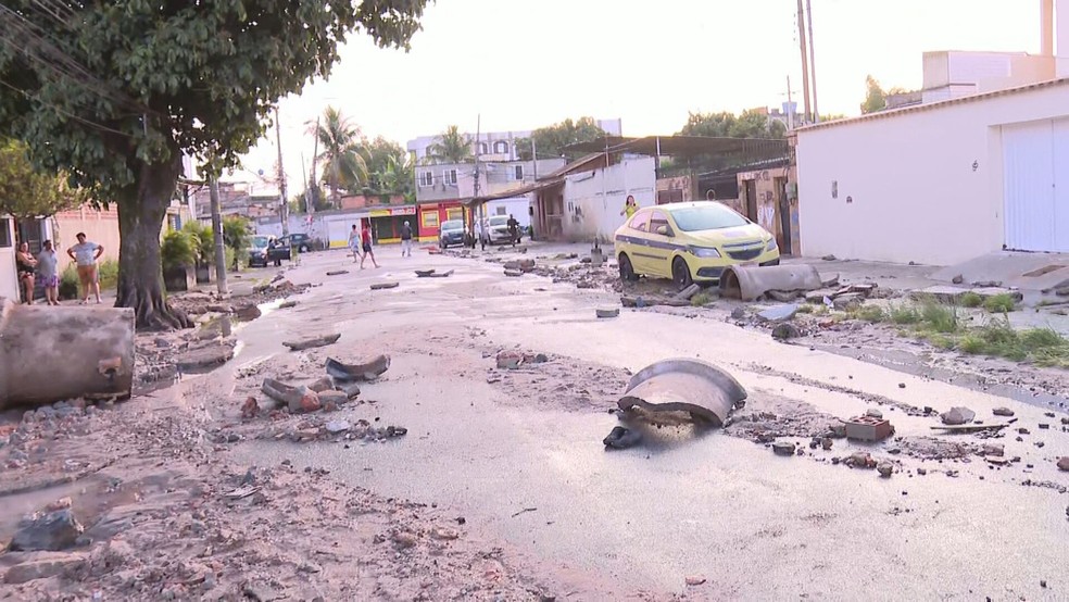 Rompimento de adutora causa duas mortes em Rocha Miranda, na Zona Norte do Rio. — Foto: Anne Poly/ TV Globo
