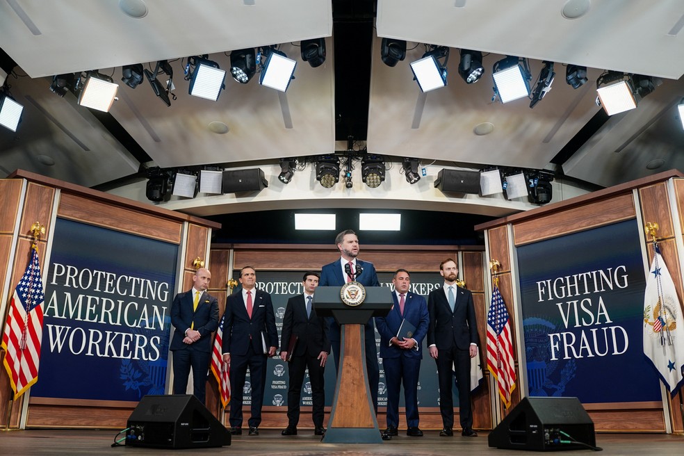 O vice-presidente dos EUA, JD Vance, fala durante entrevista à imprensa sobre iniciativas antifraude do governo norte-americano, em Washington, em 8 de outubro de 2026. — Foto: Nathan Howard/ Reuters