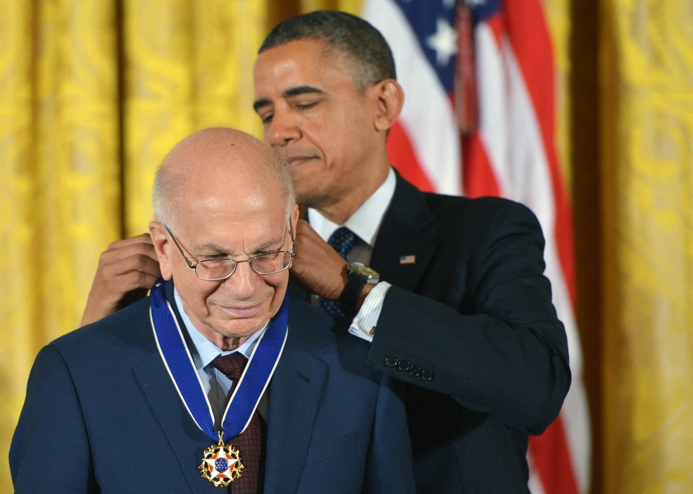 Ex-presidente dos EUA, Barack Obama, entrega a Medalha Presidencial da Liberdade a Daniel Kahneman — Foto: Mandel NGAN/AFP