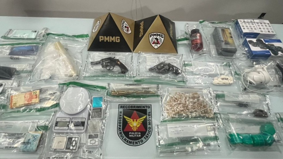 Pai e filho são presos com drogas e armas durante operação da PM em Governador Valadares — Foto: Polícia Militar