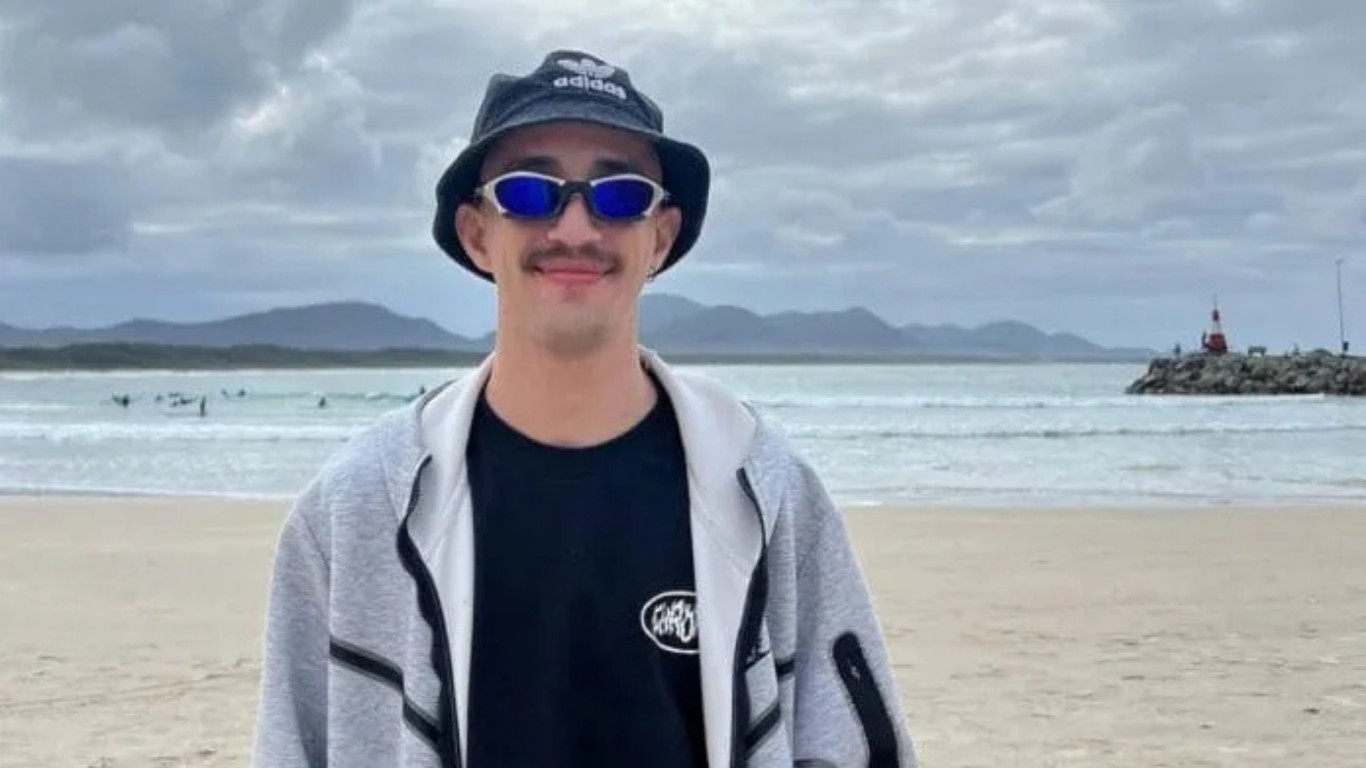 Tatuador de 27 anos morre após bater motocicleta esportiva contra muro em Blumenau