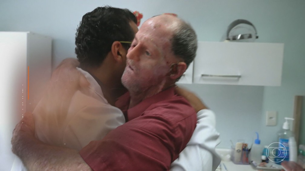 Seu Breno abraça o médico Heitor Birnfeld em agradecimento — Foto: Reprodução/TV Globo