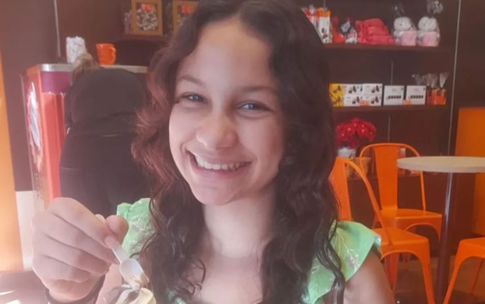 Mãe de menina que morreu após ficar presa na janela diz que dói ao se lembrar da cena: ‘Arrancou uma parte de mim’