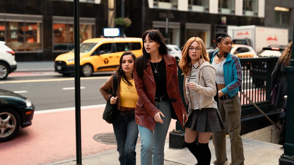 Isabela Merced, Dakota Johnson, Sydney Sweeney e Celeste O'Connor numa cena de 'Madame Teia' &mdash; Foto: Divulga&ccedil;&atilde;o