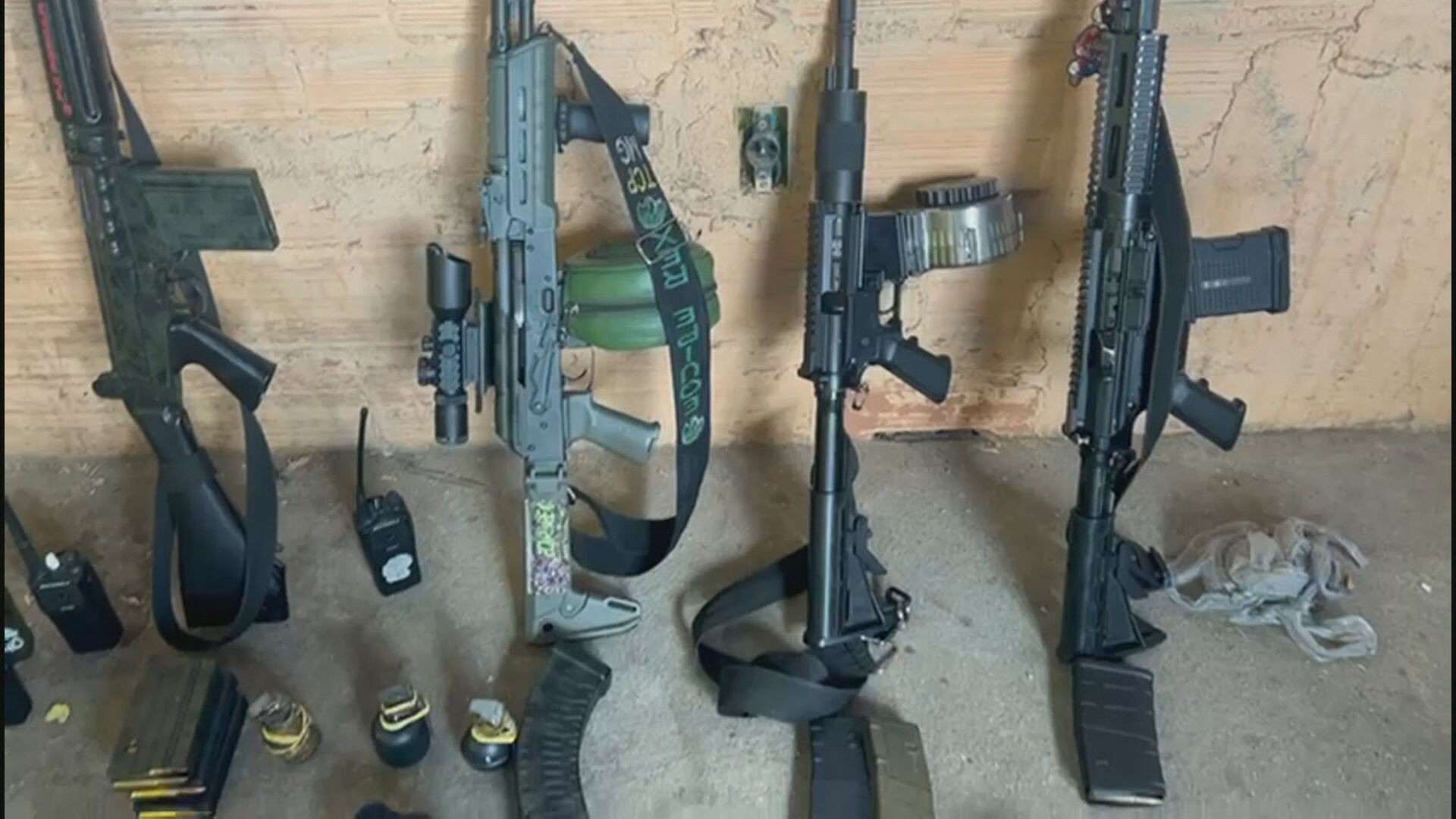 Polícia prende 4 suspeitos e apreende fuzis em operação no Dendê