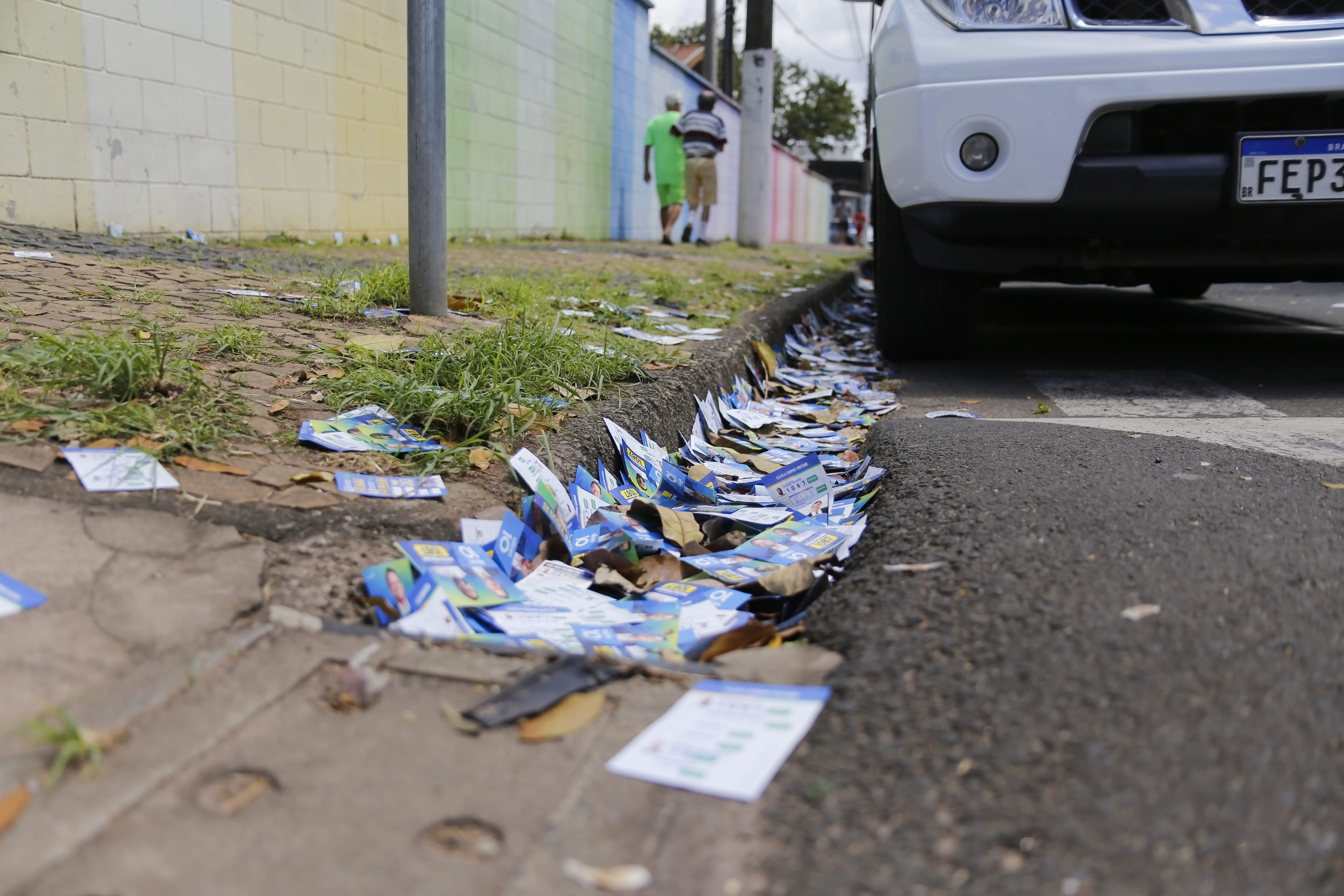 Eleições 2026 - Limeira  (SP) - Santinhos espalhados pelo chão na EMEIEF Dr Waldemar Lucato — Foto: Luciano Leão