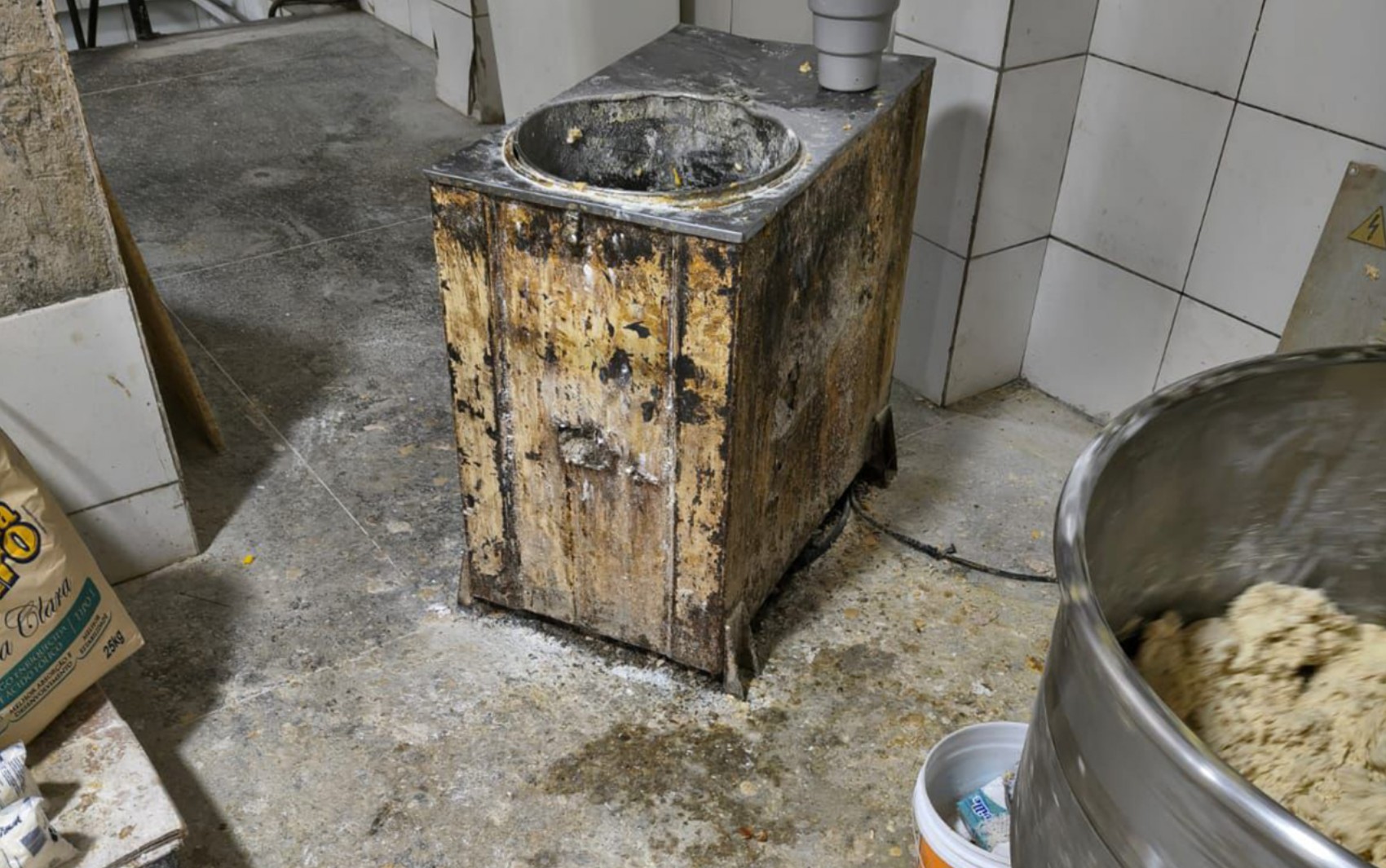 Sujeira nas paredes e panelas sem higiene: veja o que levou Vigilância Sanitária a interditar delicatessen na Bahia