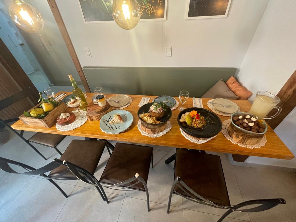 Mesa com várias opções de pratos feitos com gabiroba gigante: bombom, suco, ceviche, caponata, mousse, bolo, brigadeiro, geleia e cachaça — Foto: Viviane Lopes/g1