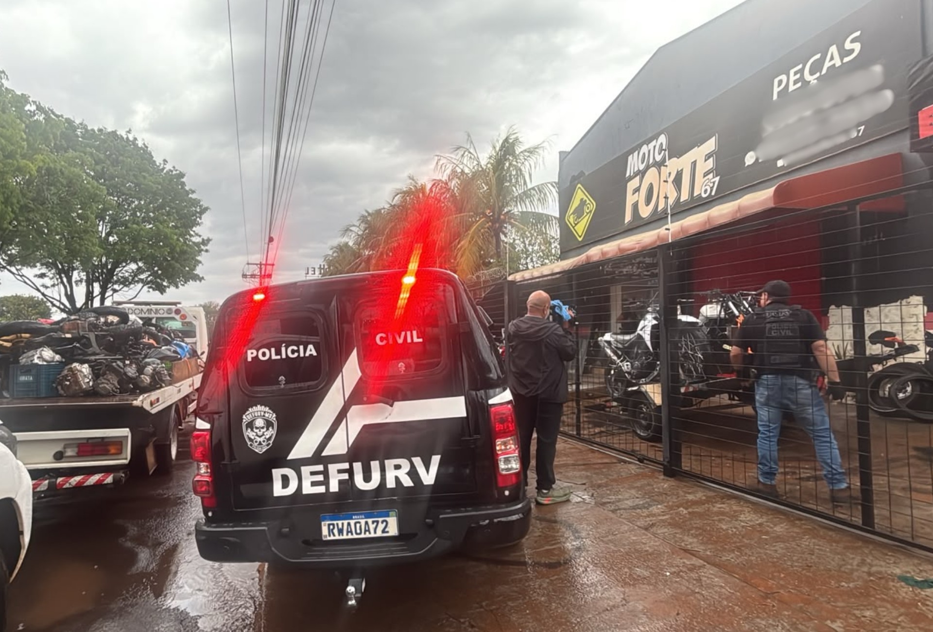 Polícia descobre centenas de motores e prende dono e esposa com peças de desmanche em oficina de Campo Grande