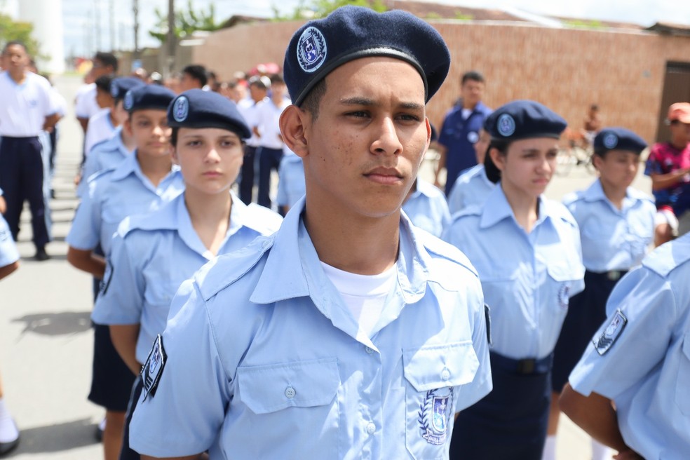 Alunos da escola cívico-militar de Rio Largo (AL), que será mantida mesmo com o fim do programa — Foto: Ascom