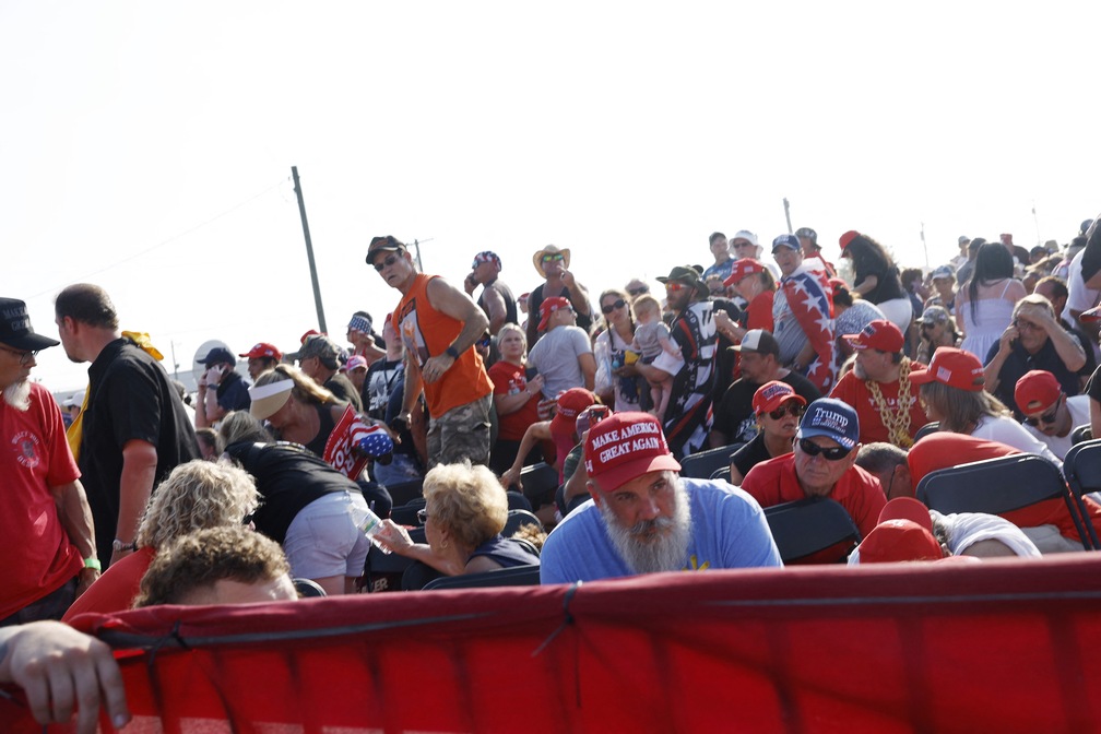 Apoiadores de Donald Trump tentam se proteger de tiros durante comício na Pensilvânia — Foto: Anna Moneymaker/Getty Images/AFP