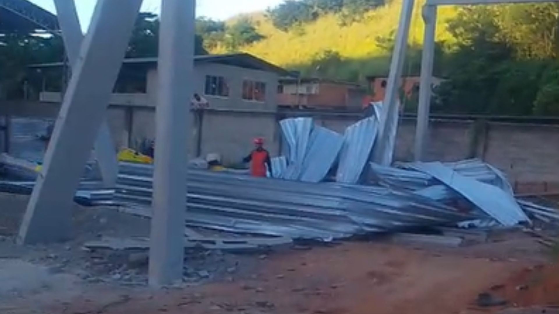 Galpão desaba e quatro trabalhadores ficam feridos em Cachoeiro, no ES
