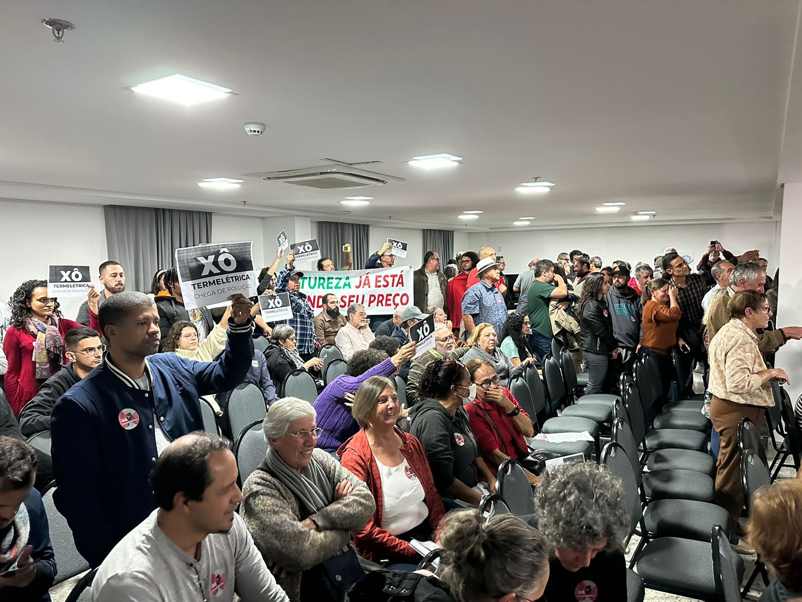 Protesto impede realização de audiência pública para discutir instalação da maior termoelétrica do Brasil; nova data será definida