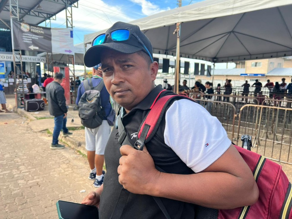 Daniel Torres, de 39 anos, saiu de Apure, região na fronteira da Venezuela com a Colômbia, e chegou a Pacaraima após quatro dias de viagem. — Foto: Caíque Rodrigues/g1 RR
