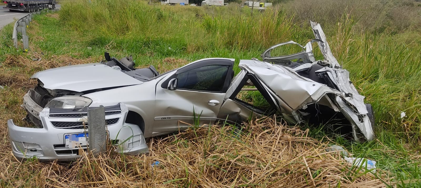 Acidente entre carro e carreta deixa homem ferido na BR-393, em Barra do Piraí