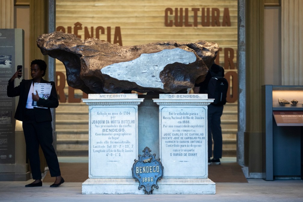 O Bendegó é considerado um dos'tesouros' do Museu Nacional — Foto: AP/Bruna Prado