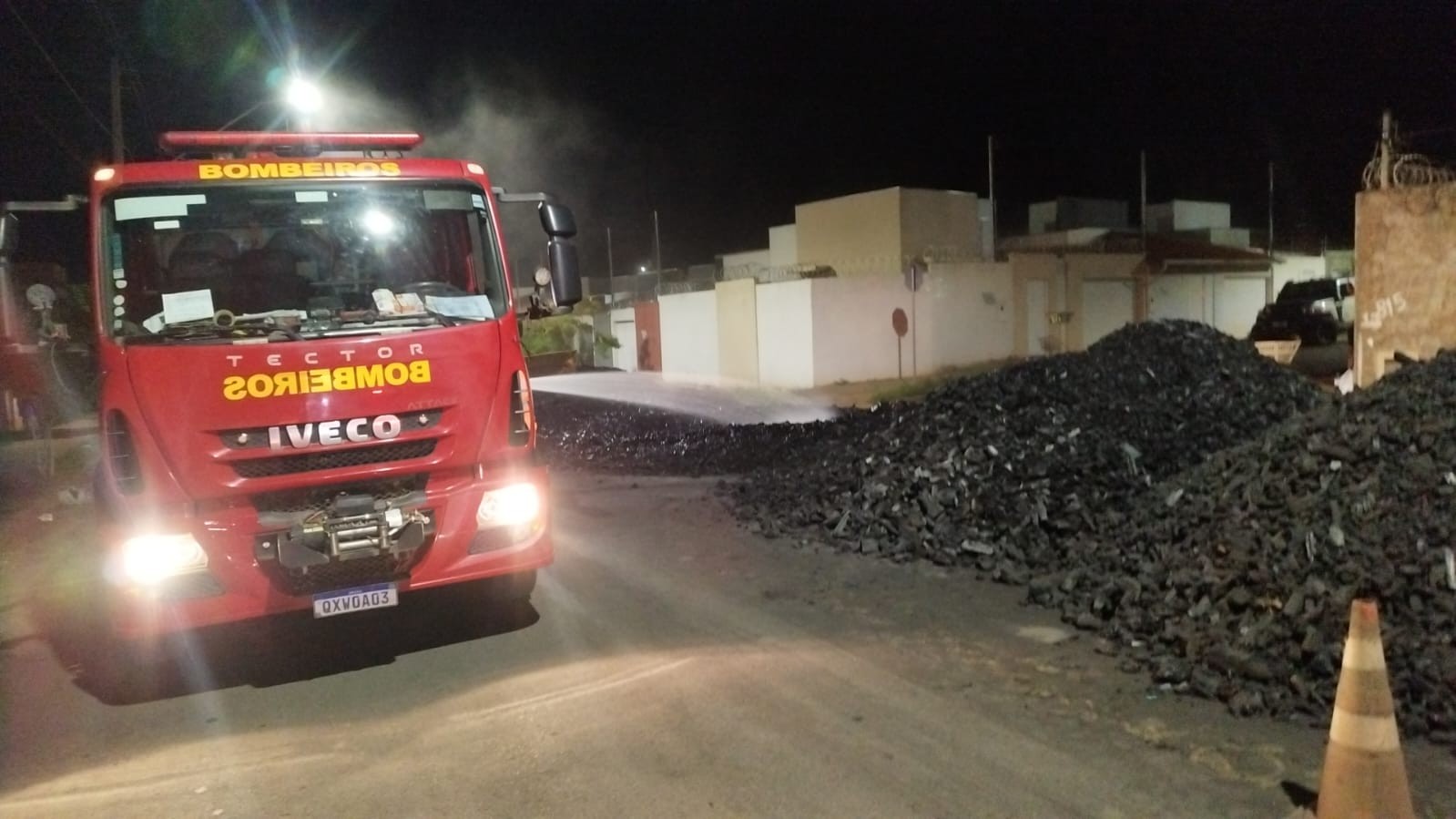 Carga de carvão é atingida por princípio de incêndio em Montes Claros