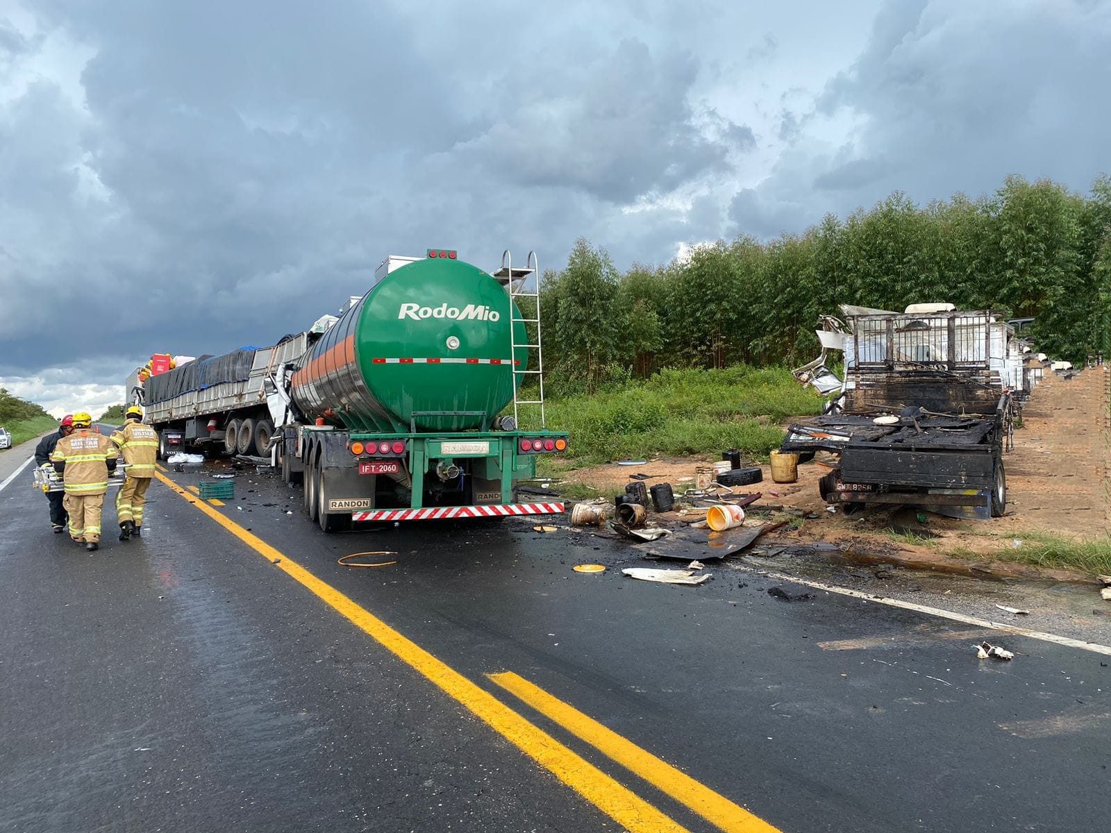 Engavetamento com cinco veículos pesados deixa motorista morto na BR-251