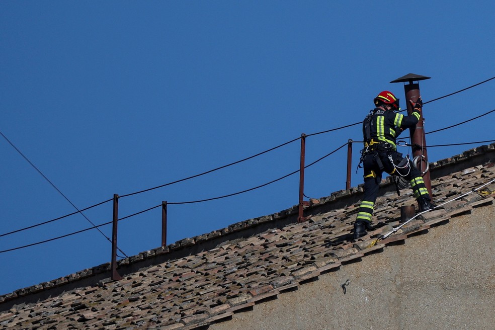 Bombeiros instalam chaminé na Capela Sistina — Foto: Stoyan Nenov/Reuters