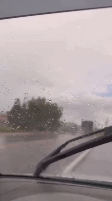 Vídeo: Caminhão do Exército perde controle e sai da pista em curva na BR-222, no Ceará