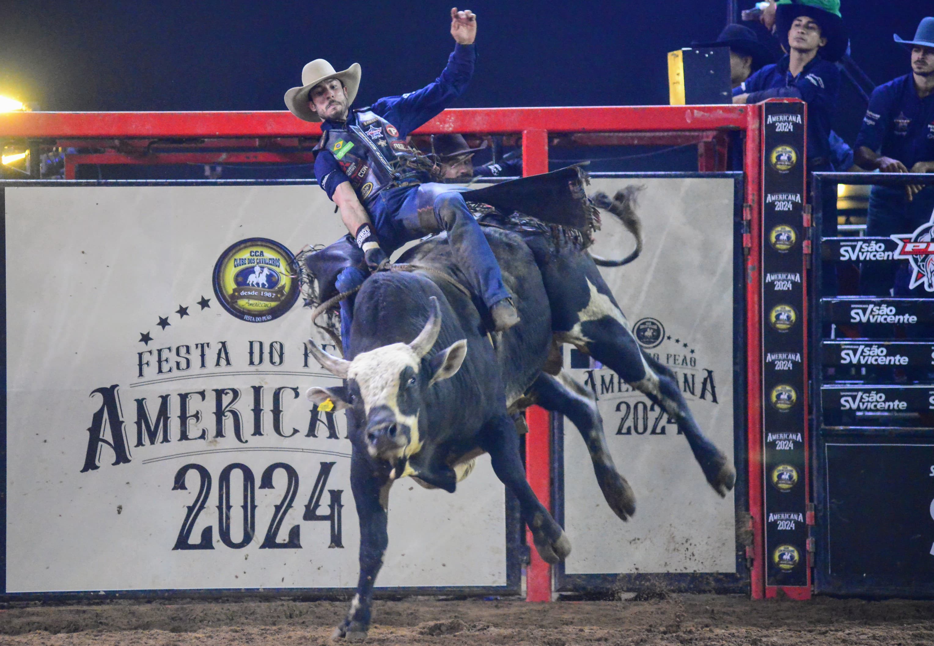 Winny dos Santos vence montaria em touros na segunda noite da Festa do Peão de Americana 