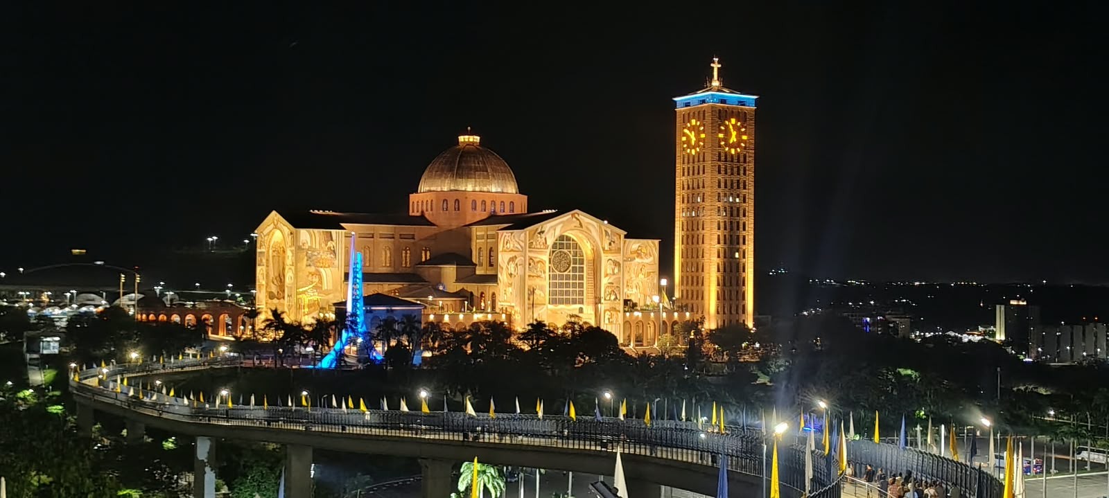 Basílica de Aparecida fica lotada de fiéis durante as celebrações do Dia da Padroeira; acompanhe