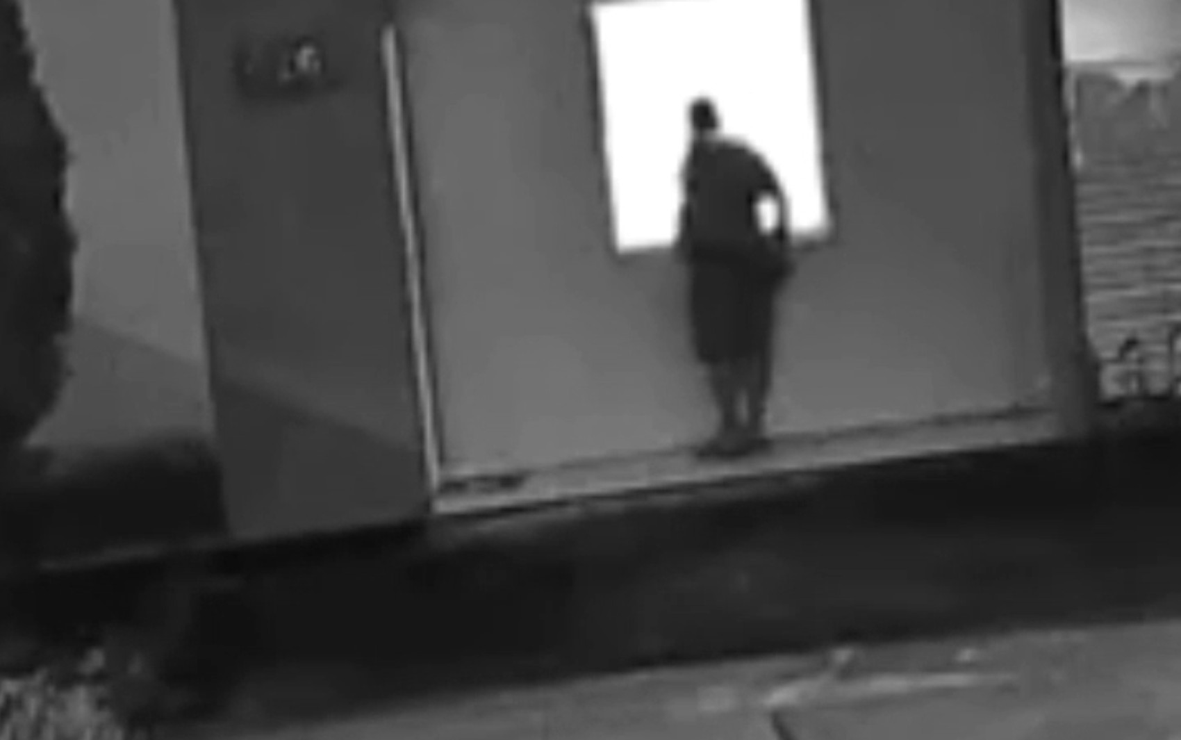 Morador é investigado por importunação sexual após ser flagrado observando janela de vizinha em condomínio na Bahia