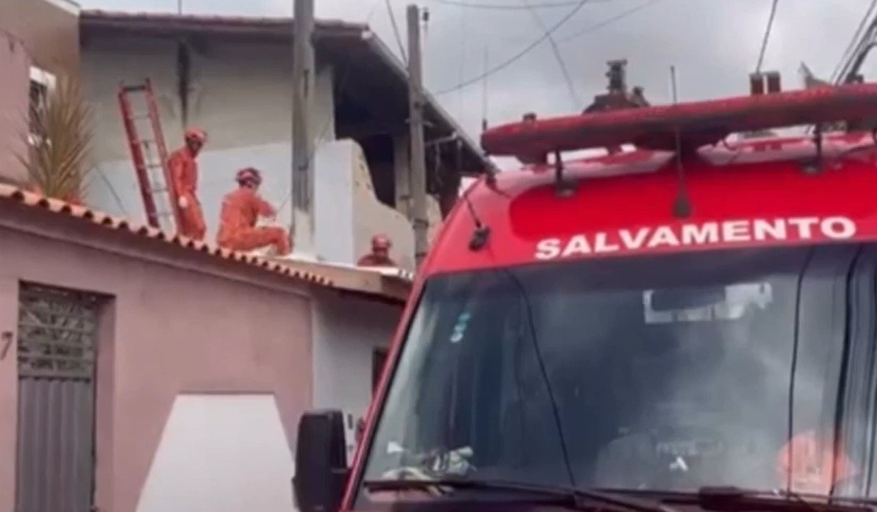 Homem morto em telhado ao tentar invadir casa em Campos levou 12 tiros e estava desarmado, diz polícia