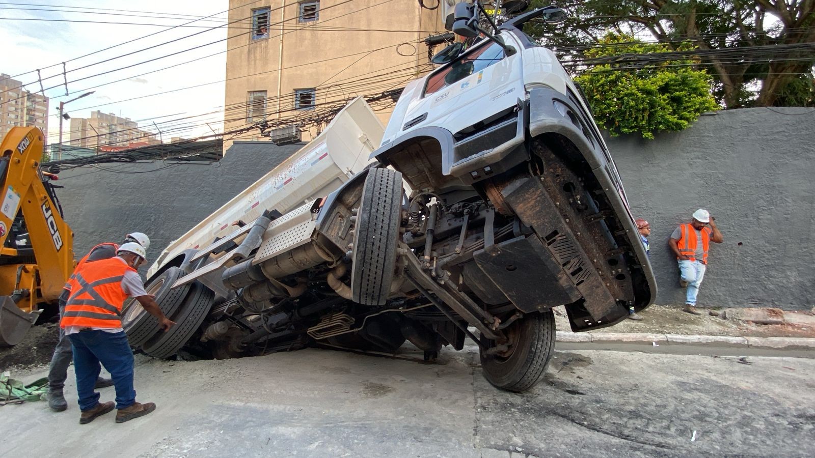 Caminhão da Sabesp que faria reparo em cratera é engolido por novo buraco em Osasco, na Grande SP