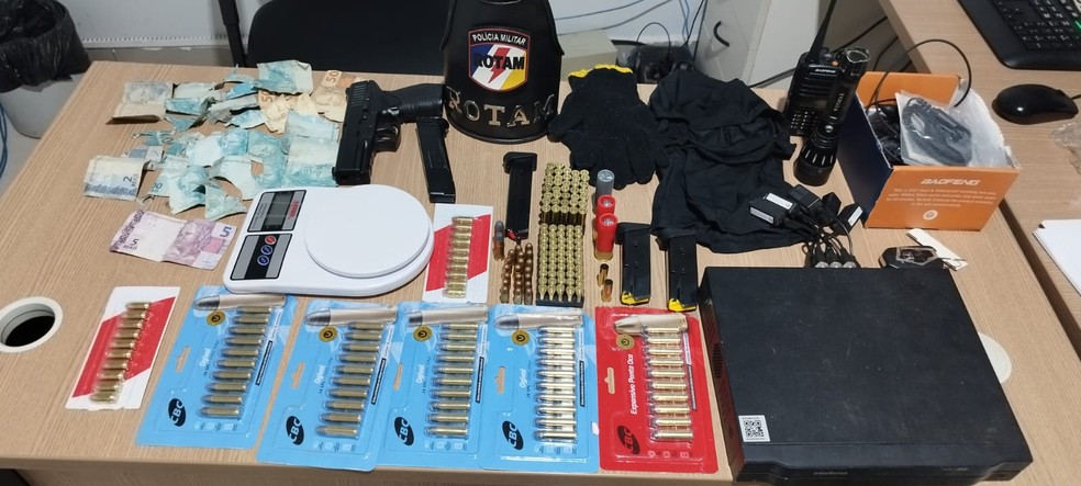 Munições, materiais explosivos e outros objetos são apreendidos após suspeito morrer durante confronto com PMs — Foto: Reprodução/BPCHOQUE