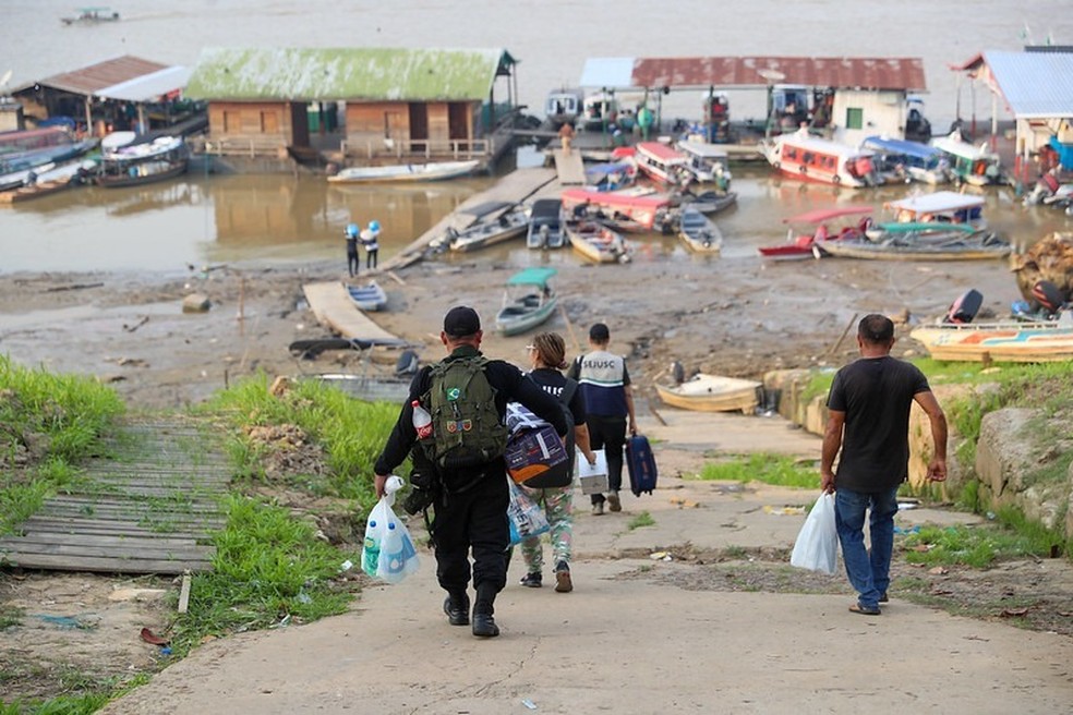 Ajuda humanitária é levada vítimas de deslizamento no Amazonas. — Foto: Secom