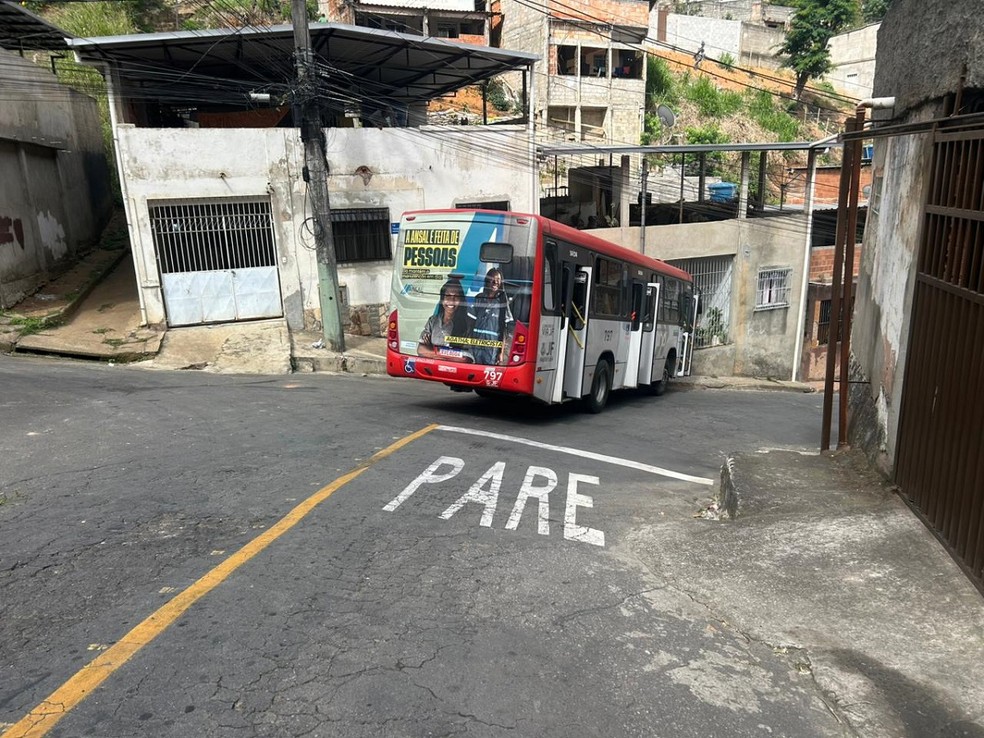 Ônibus bate em muro de casa na Rua João de Deus Pereira, no Bairro Santo Antônio, em Juiz de Fora — Foto: Gabriel Landim/TV Integração