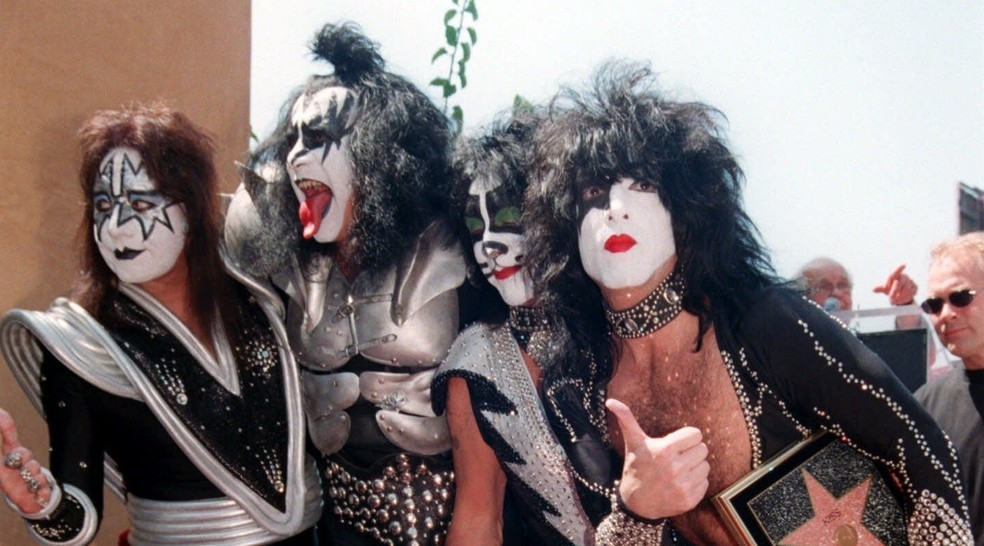 Ace Frehley, Gene Simmons, Peter Criss e Paul Stanley durante cerimônia da introdução do Kiss na Calçada da Fama de Hollywood, em 1999 — Foto: Katie Callan/AP