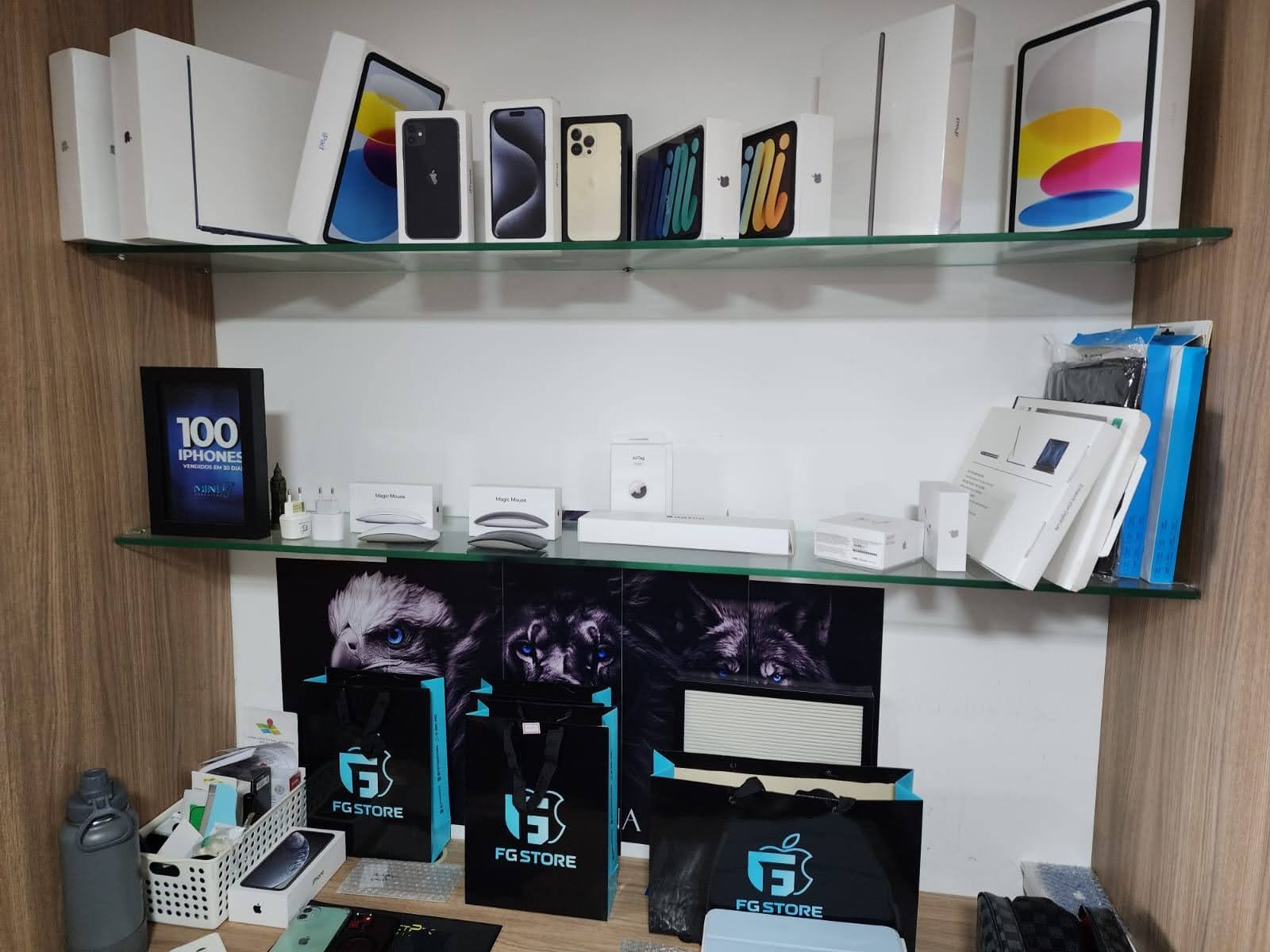 Celulares, notebooks e perfumes importados sem nota fiscal são apreendidos durante operação, em Fortaleza