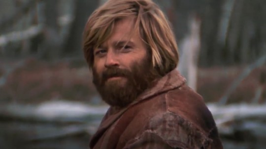 É #FATO: Robert Redford é o homem de barba que aparece 'acenando' em meme clássico da internet; veja qual - Ícone do cinema e vencedor do Oscar, ator morreu nesta terça-feira (16), aos 89 anos. GIF que viralizou usa cena do faroeste 'Mais forte que a vingança' (1972).