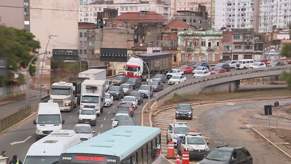Congestionamento no 'corredor humanitário' em Porto Alegre — Foto: Reprodução/RBS TV