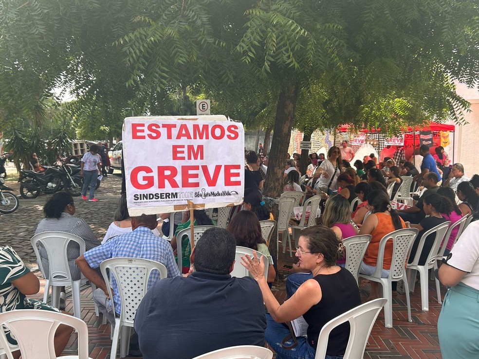 Professores da rede municipal de Teresina decidem continuar greve — Foto: Eric Souza/g1