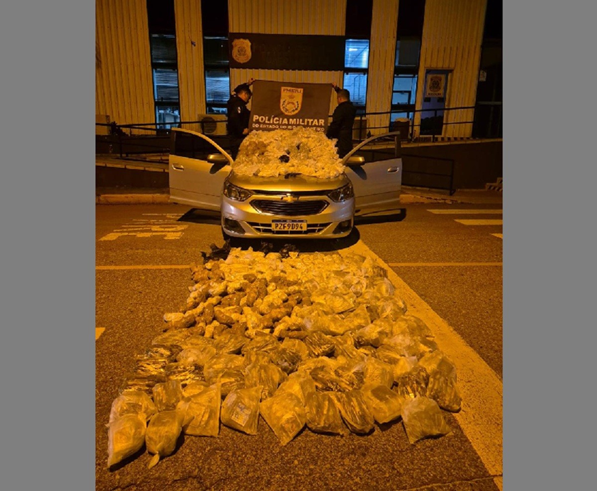 Drogas avaliadas em mais de R$ 1 milhão é encontrada em veículo e mulher acaba presa em Arraial do Cabo 