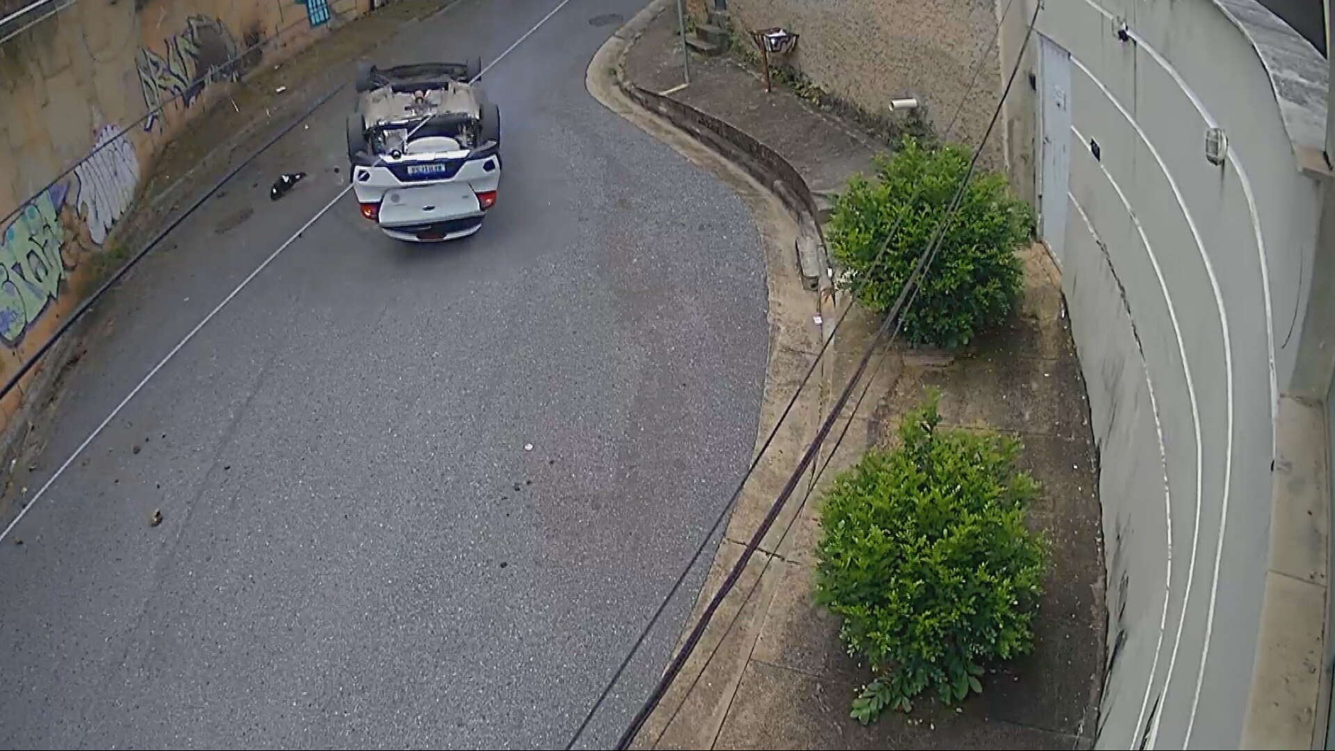 Câmera flagra queda de carro da alça de acesso à avenida em BH; VÍDEO