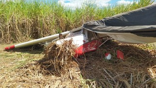 Avião fica danificado por fazer pouso forçado em canavial de União (PI) — Foto: Andrê Nascimento /g1
