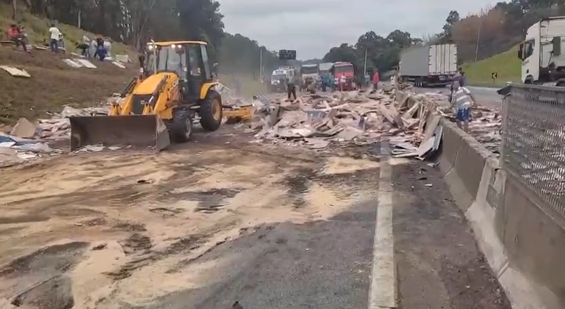 Caminhão derruba carga na pista e gera congestionamento na Via Dutra em Cachoeira Paulista