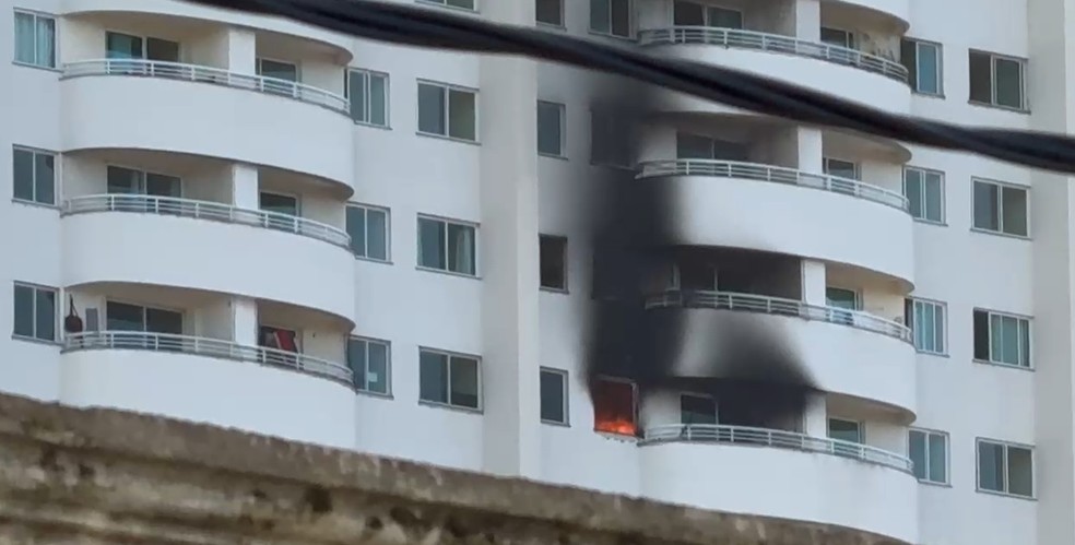 Incêndio atinge prédio em Fortaleza. — Foto: Reprodução/Jonathas Oliveira