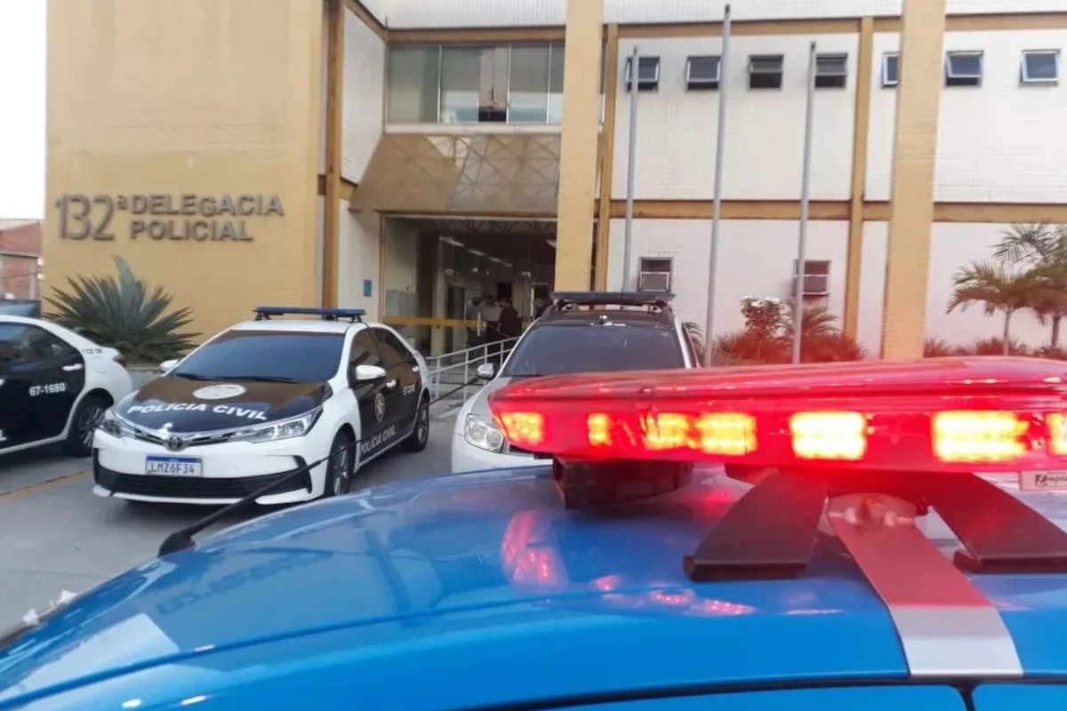 Professor com 11 anotações criminais é afastado por assédio em Arraial do Cabo