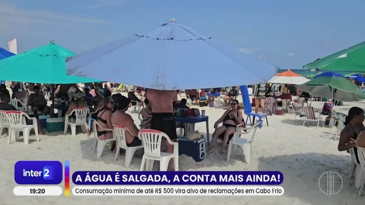 Turistas denunciam consumação mínima de até R$ 500 em barracas da Praia do Forte, em Cabo Frio