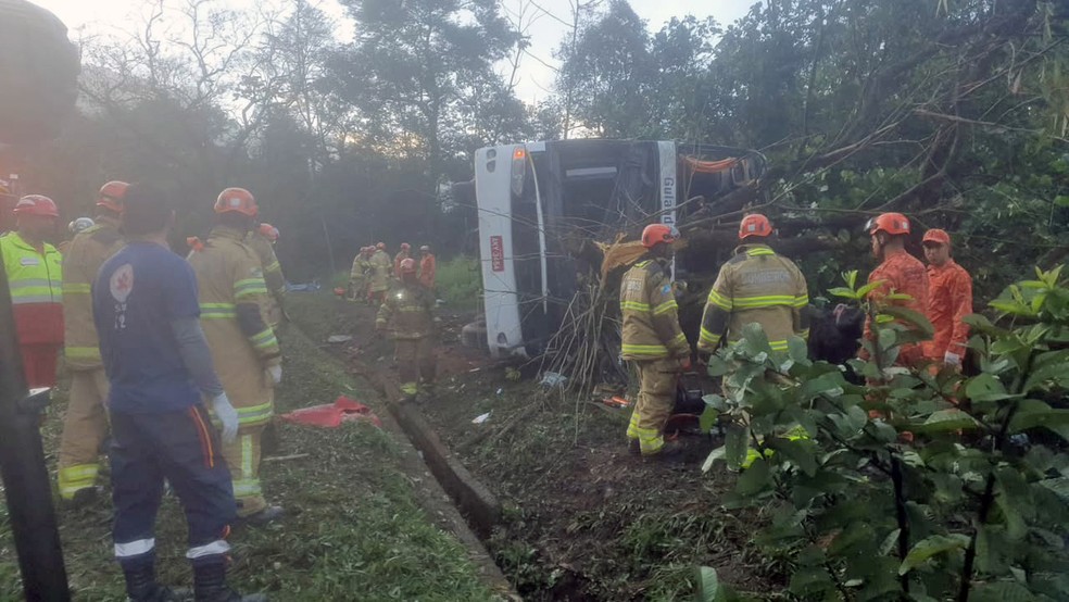 &Ocirc;nibus tombou na descida da serra da BR-040 &mdash; Foto: Divulga&ccedil;&atilde;o/PRF