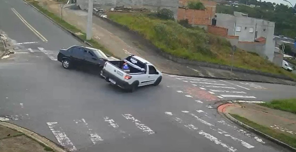 VÍDEO: carro capota após colisão com outro veículo em cruzamento de São José dos Campos 