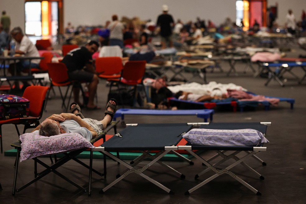 Centro de ajuda para evacuados do incêndio florestal em Bordeaux, na França, em 25 de julho. — Foto: Manon Cruz/Reuters