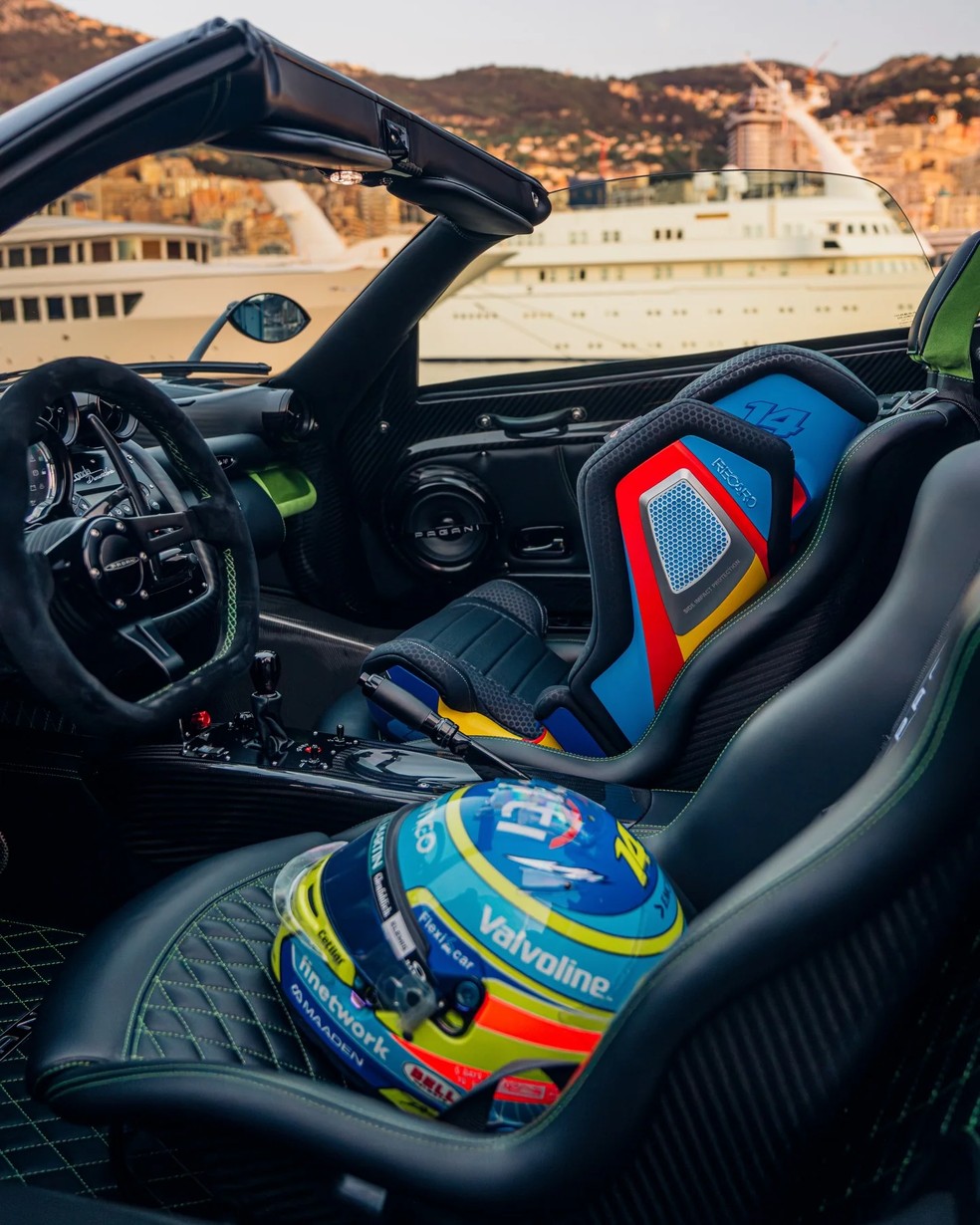 Pagani Zonda Roadster Diamante Verde de Fernando Alonso com capacete do piloto e cadeirinha personalizada. — Foto: Divulgação / Mechatronik