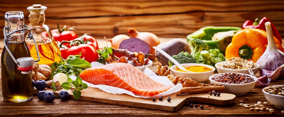 Comer bem e envelhecer com saúde: o papel das oleaginosas, dos peixes e das frutas na longevidade — Foto: Adobe Stock